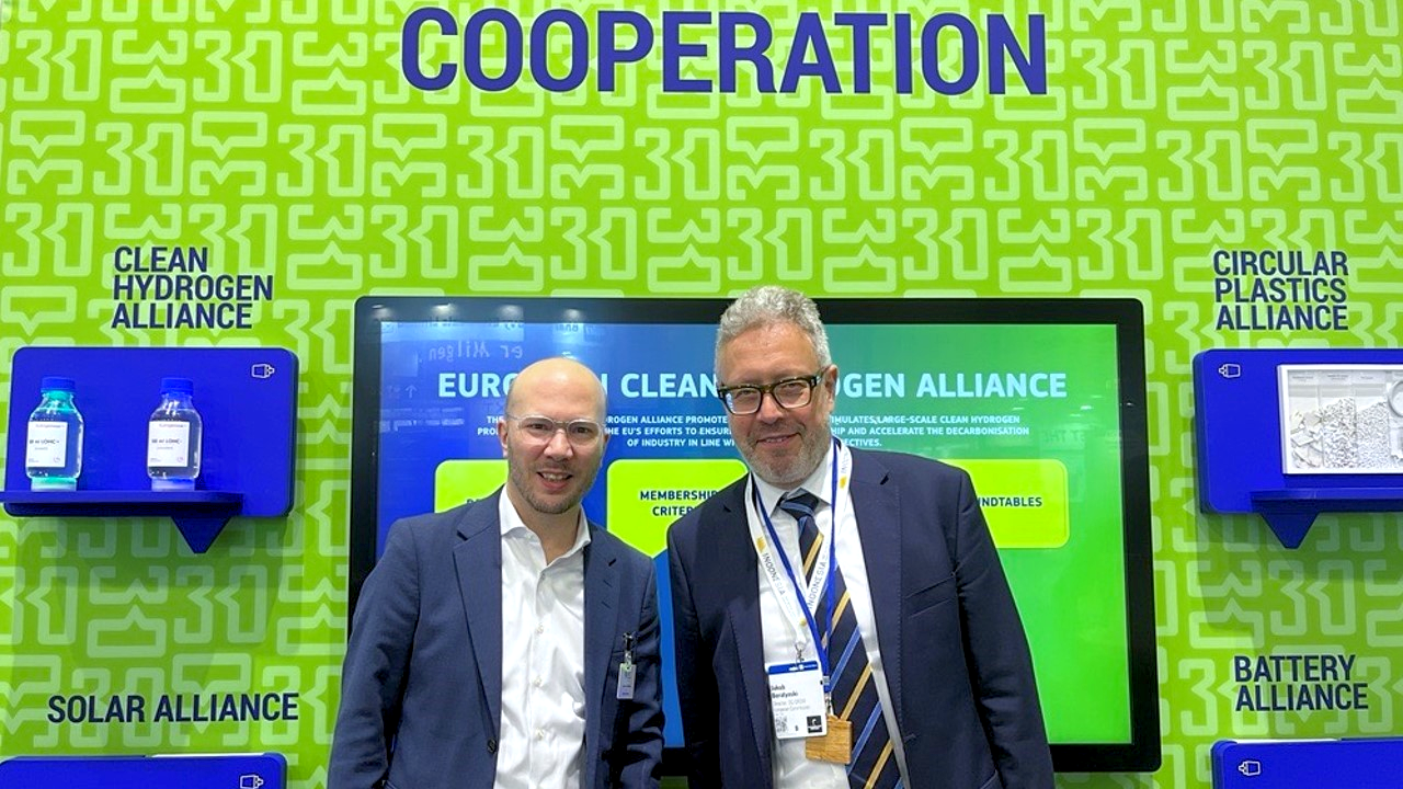 Greencells CEO Andreas Hoffmann, se reúne con Jakub Boratyński en la Hannover Messe